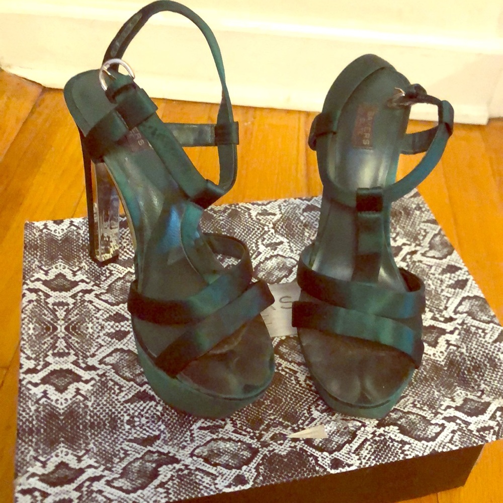 Green sandals with platform